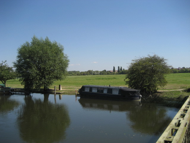 Skinny boat on the Thames